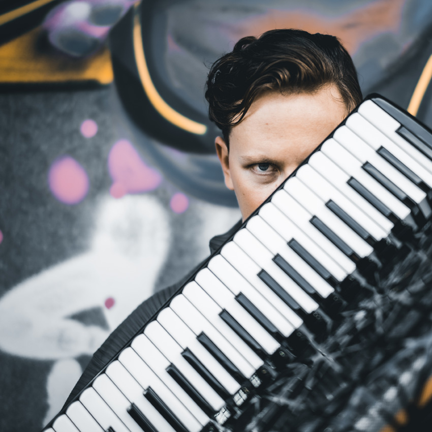 Martynas Levickis spielt Akkordeon – Klassik am Fluss Open-Air Erlangen 2026, Foto: Sebastian Madej